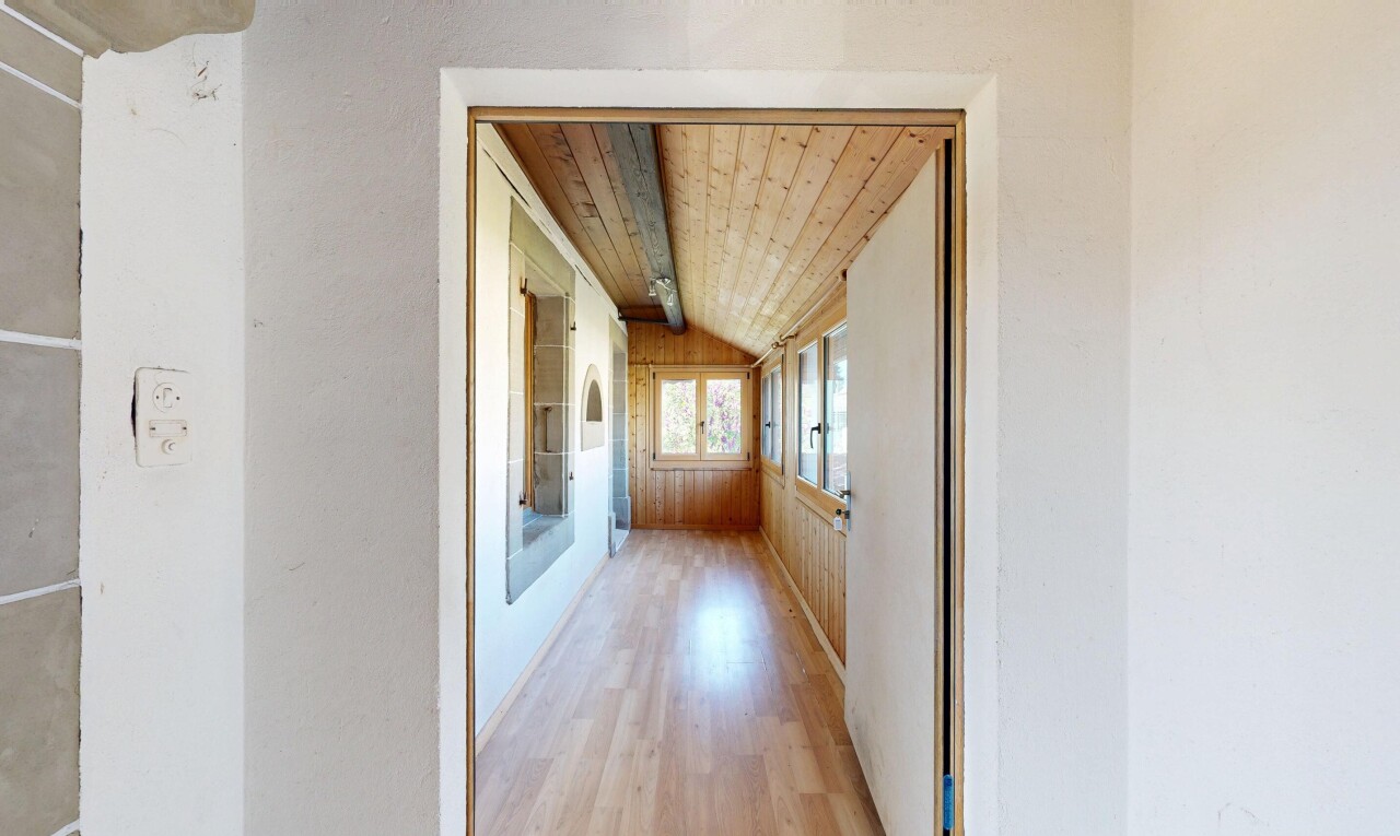 couloir avec wood ceiling, plafond en bois, vaulted ceiling, plafond voûté, et wood finish floor