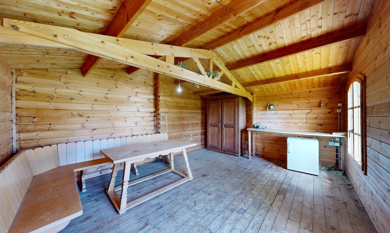 salle à manger avec hardwood floor, sol en finition bois, wood finish floor, plafond à poutres, et beamed ceiling