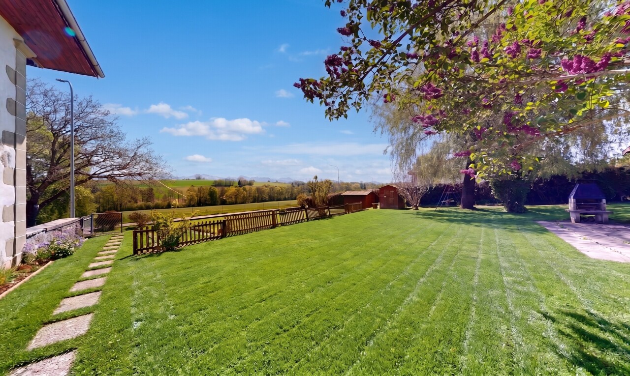 jardin avec from property, clôture, pelouse, et day time