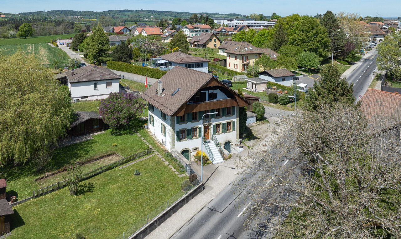 façade avec day time, balcon, allée, garage intégré, et residential view