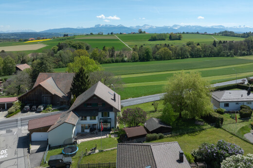façade avec mountain view, vue sur la montagne, day time, rural view, et vue rurale
