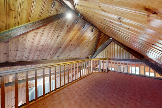 pièce vide avec inside property, cathedral ceiling, plafond cathédrale, vaulted ceiling, et plafond voûté