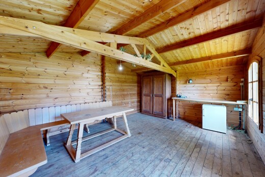 salle à manger avec hardwood floor, sol en finition bois, wood finish floor, plafond à poutres, et beamed ceiling