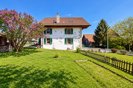 außenansicht mit rasen, zaun, property visible, schornstein, und day time