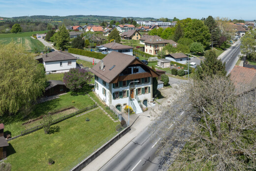 façade avec day time, balcon, allée, garage intégré, et residential view