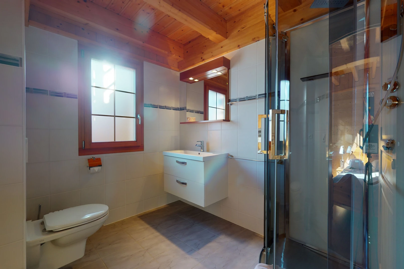 badezimmer mit einer fülle von natürlichen licht, toilette, großer waschtisch, spiegel und dusche