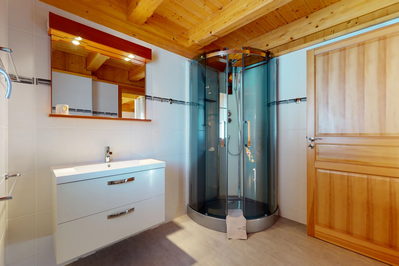 badezimmer mit hartholzboden, übergroßer waschtisch, spiegel und dusche