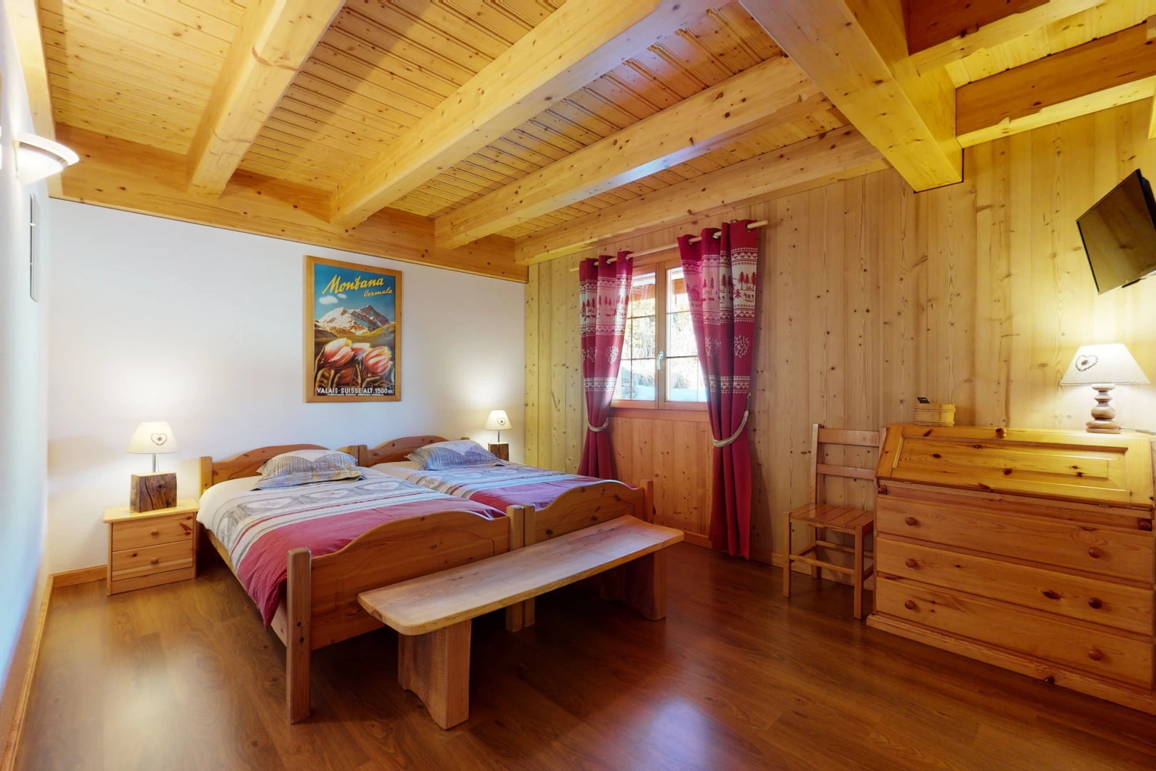schlafzimmer mit holzböden, balkendecke, natürliches licht und fernseher