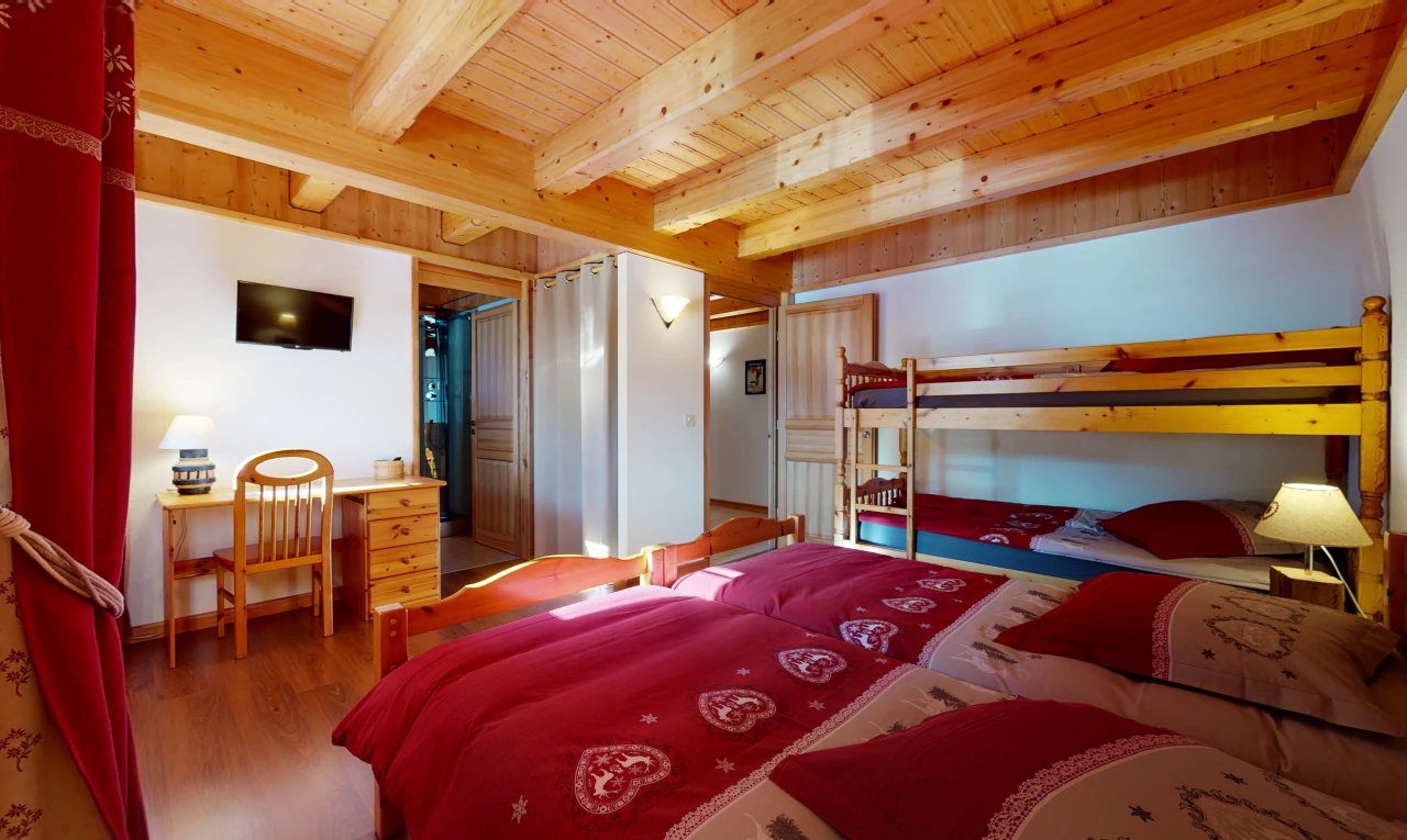 hartholzbodenschlafzimmer mit strahlender decke und fernseher