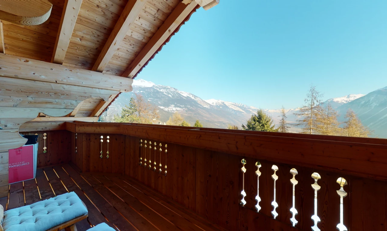holzterrasse mit blick auf den bergblick
