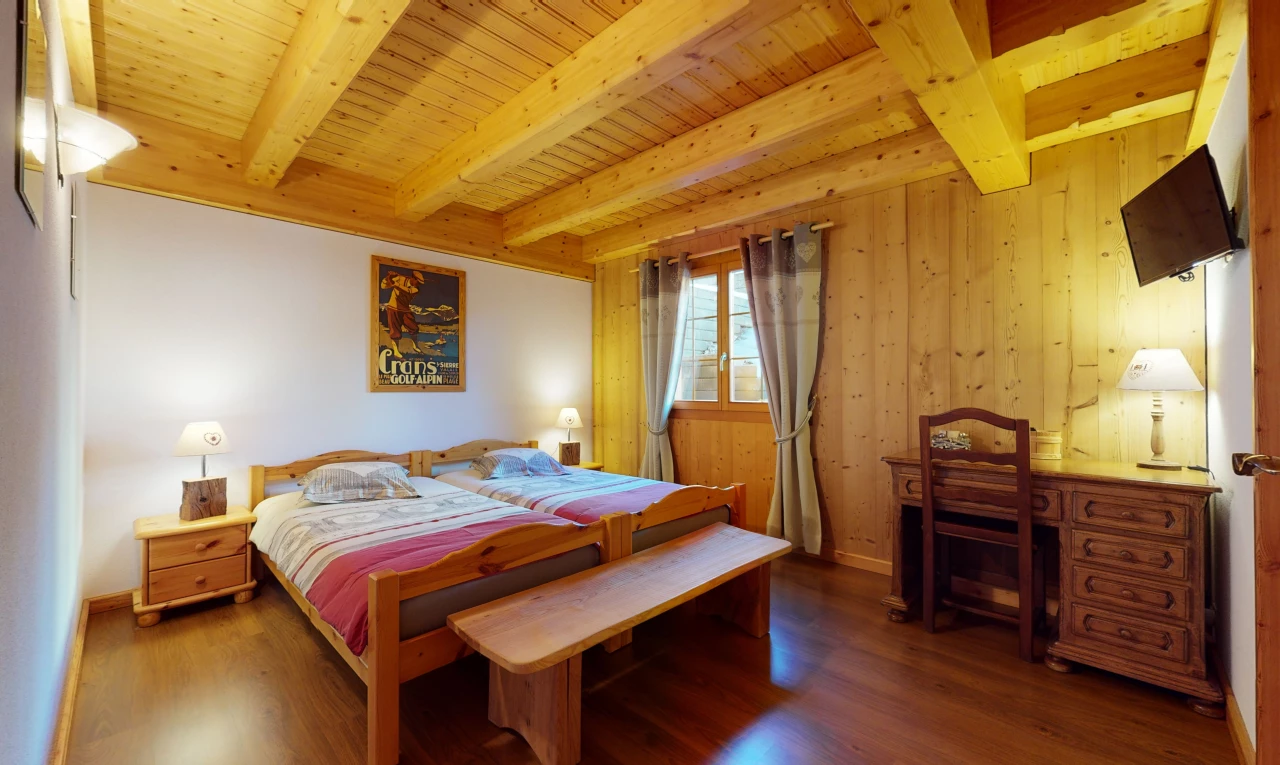 schlafzimmer mit natürlicher licht, balkendecke, hartholzboden und fernseher