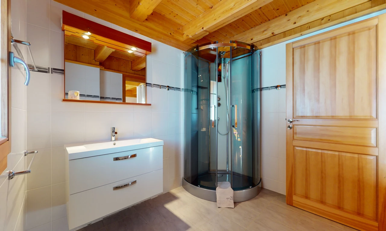 badezimmer mit hartholzboden, übergroßer waschtisch, spiegel und dusche