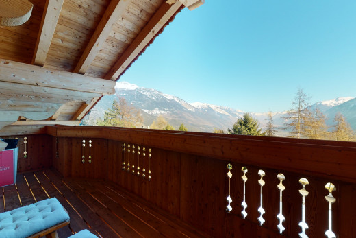 terrasse en bois avec vue sur la montagne