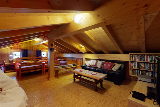 chambre à coucher avec poutres apparentes et plafond voûté