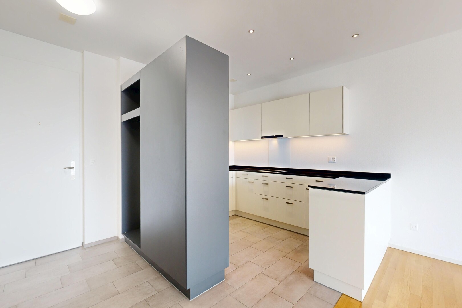 cuisine avec plans de travail, dark countertops, light floor, cloison sèche, et drywall