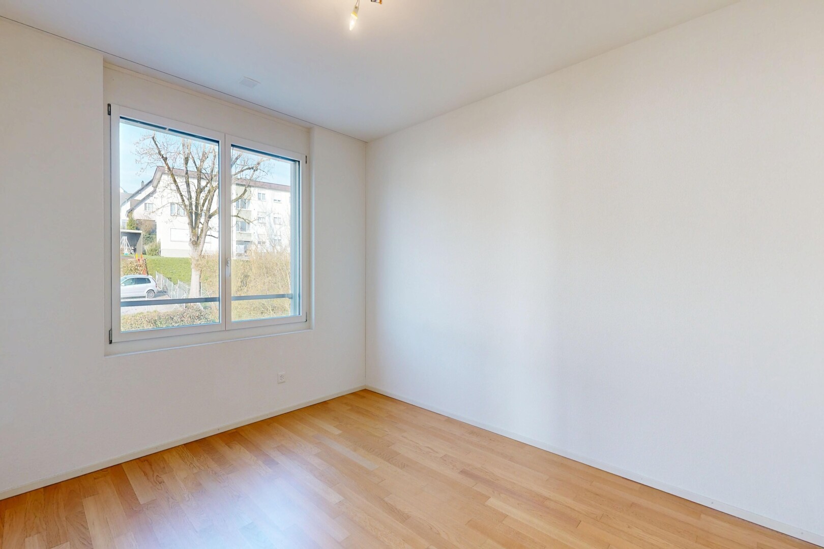 pièce vide avec cloison sèche, drywall, sol en finition bois, wood finish floor, et inside property