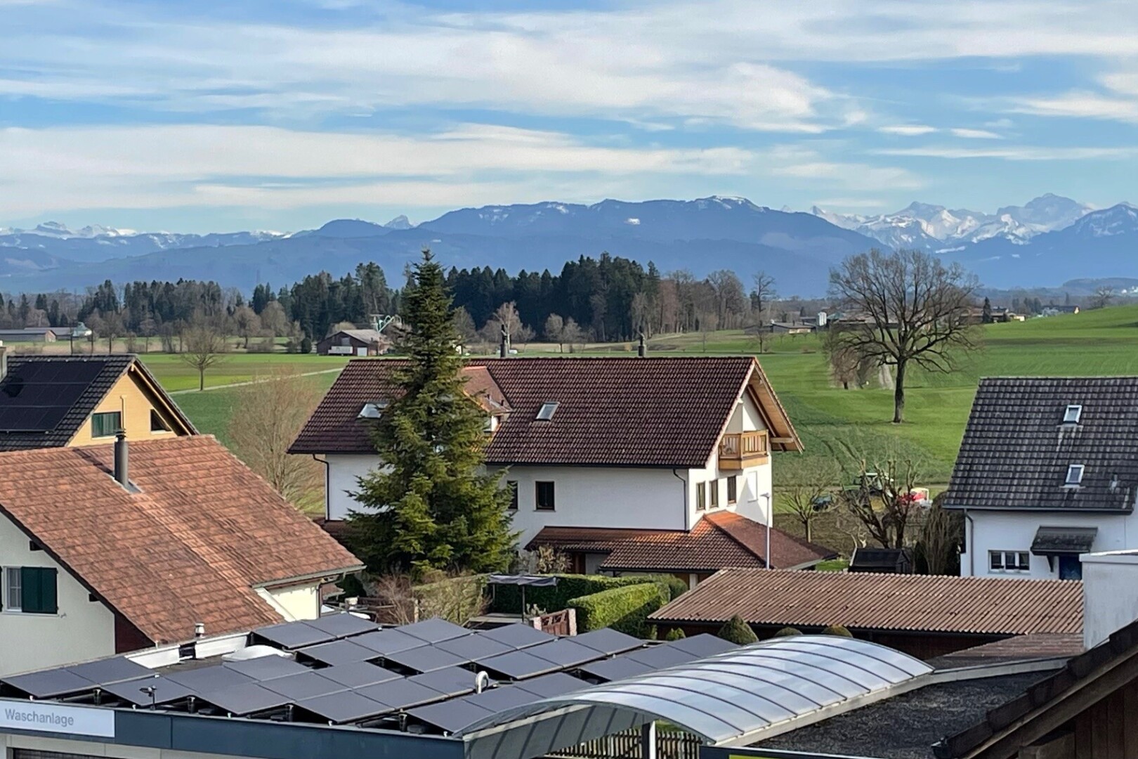 façade avec day time, drone view, vue sur la montagne, mountain view, et panneaux solaires