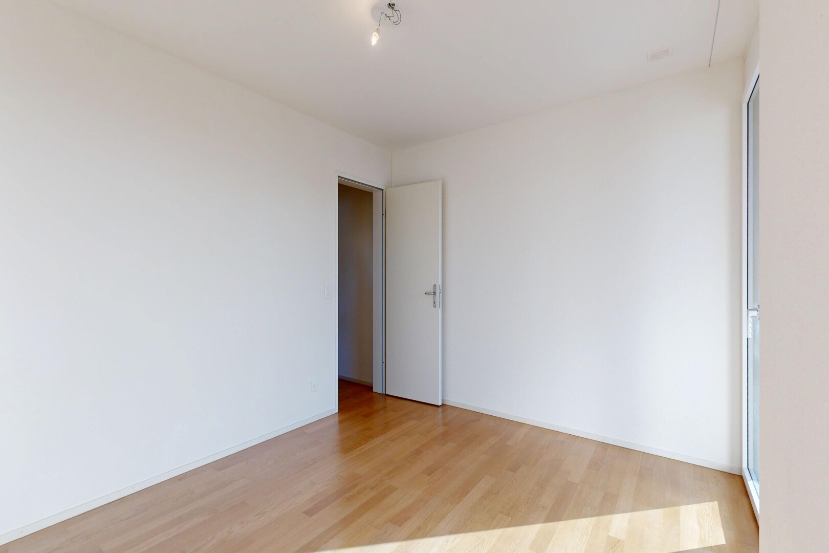 pièce vide avec sol en finition bois, wood finish floor, inside property, cloison sèche, et drywall