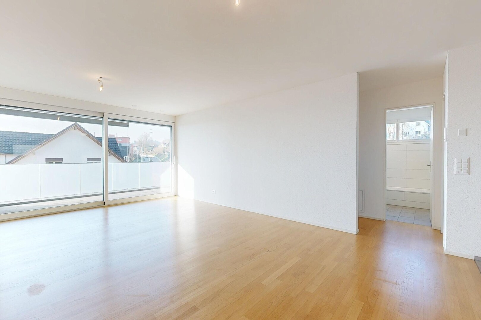 pièce vide avec inside property, natural light, lumière naturelle, wood finish floor, et sol en finition bois