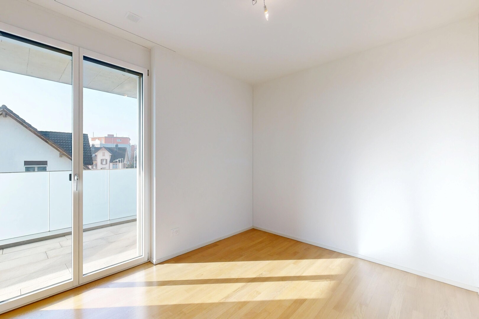 pièce vide avec lumière naturelle, natural light, sol en finition bois, wood finish floor, et cloison sèche