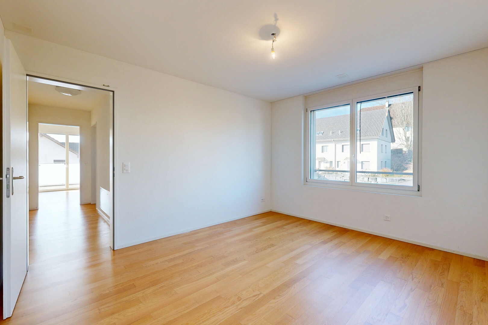 pièce vide avec sol en finition bois, wood finish floor, inside property, cloison sèche, et drywall