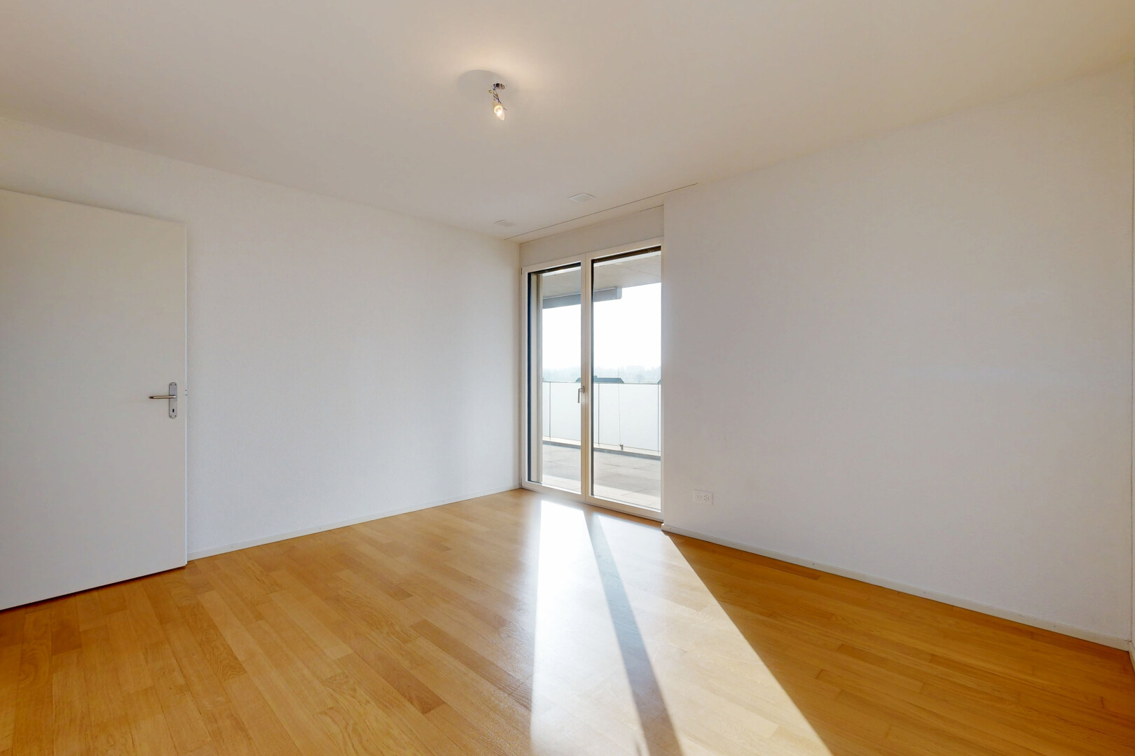 pièce vide avec light floor, cloison sèche, drywall, inside property, et lumière naturelle