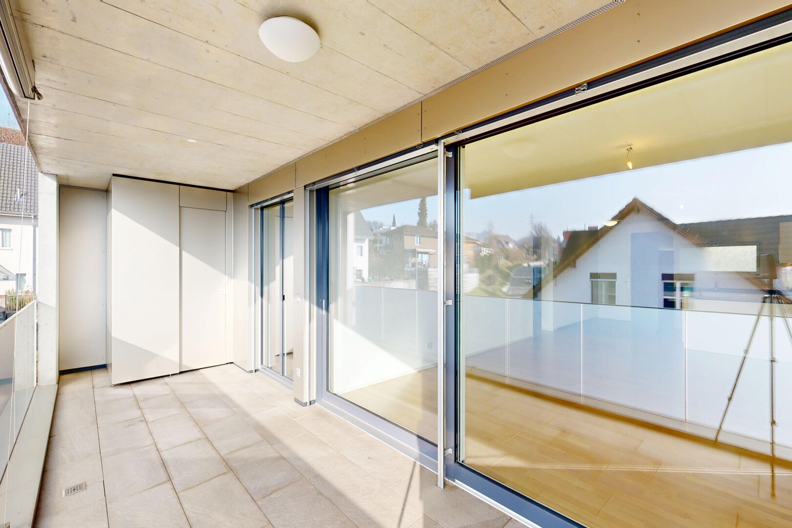 terrasse avec balcon, day time, et inside property