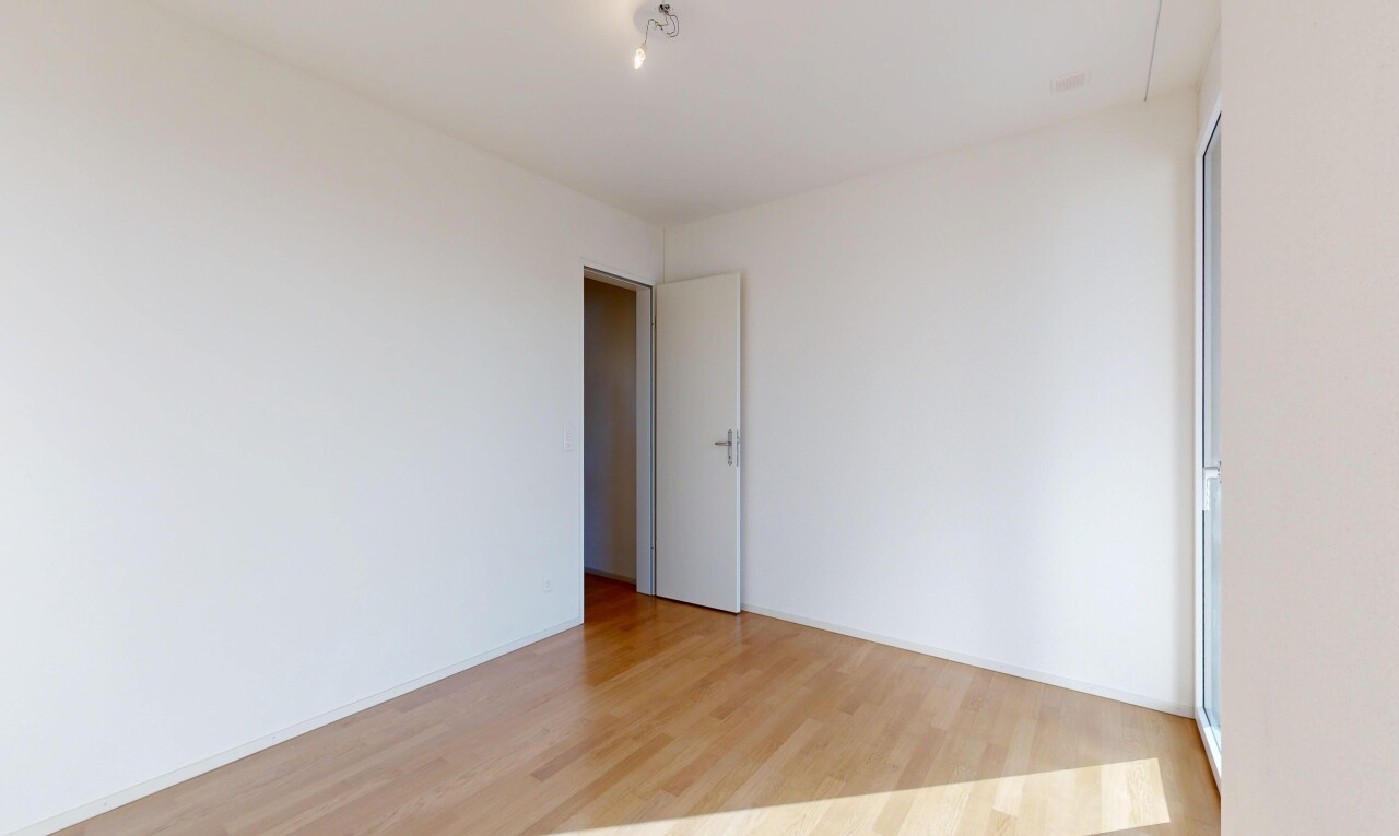 pièce vide avec sol en finition bois, wood finish floor, inside property, cloison sèche, et drywall