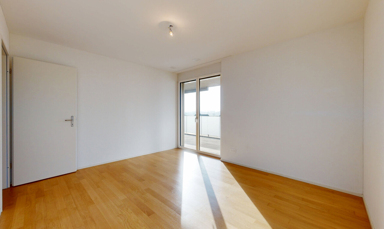 pièce vide avec light floor, cloison sèche, drywall, inside property, et lumière naturelle