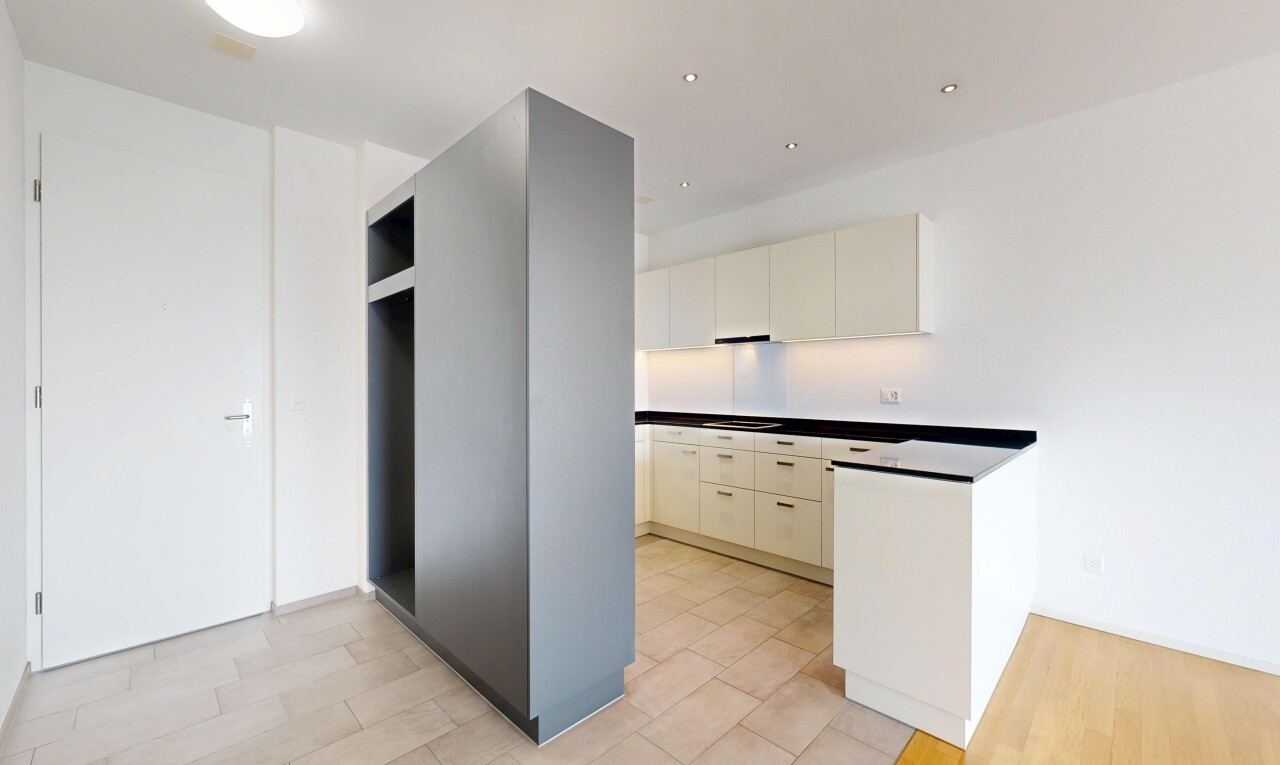 cuisine avec plans de travail, dark countertops, light floor, cloison sèche, et drywall