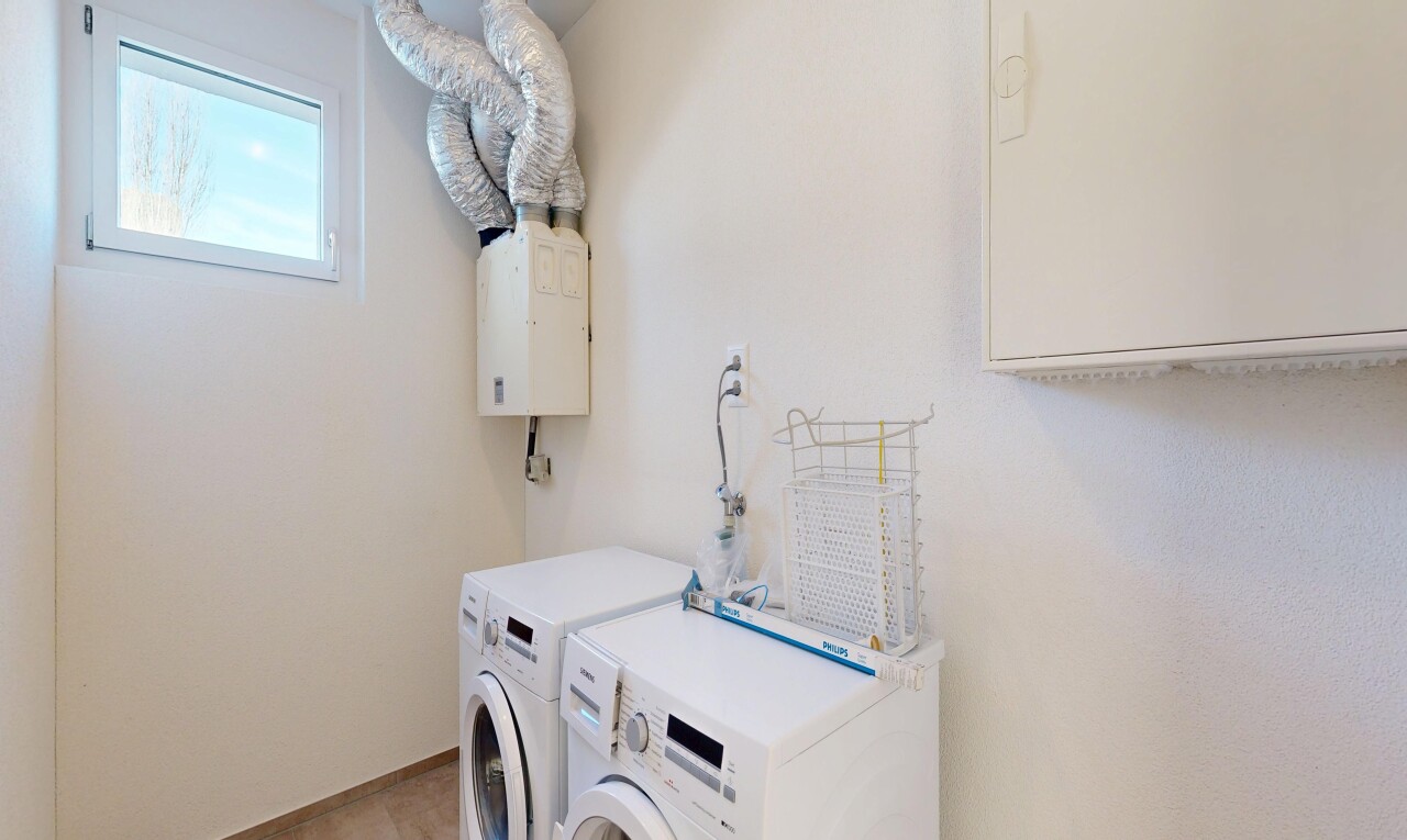 buanderie avec lave-linge et sèche-linge séparés, cloison sèche, drywall, inside property, et lumière naturelle