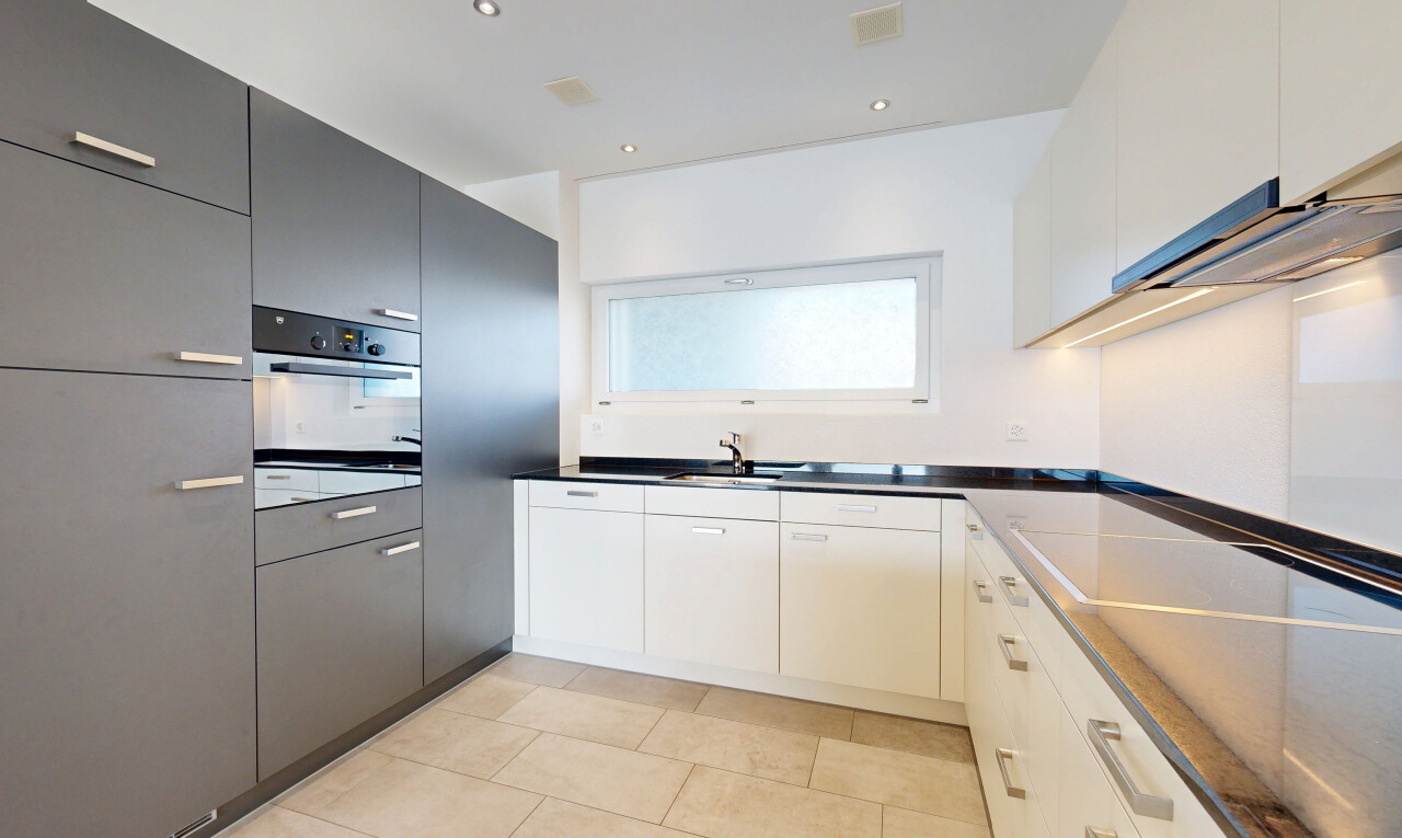 cuisine avec light floor, four, plans de travail, dark countertops, et inside property