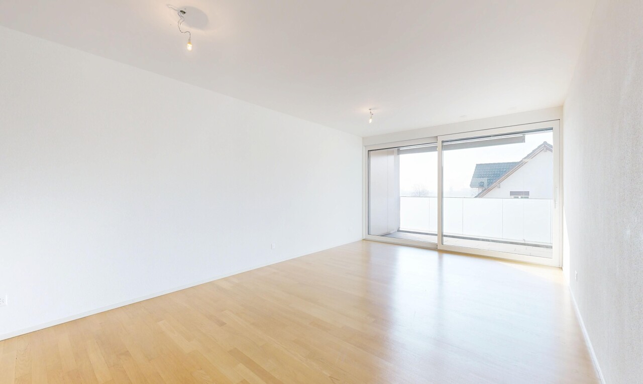 pièce vide avec sol en finition bois, wood finish floor, inside property, lumière naturelle, et natural light