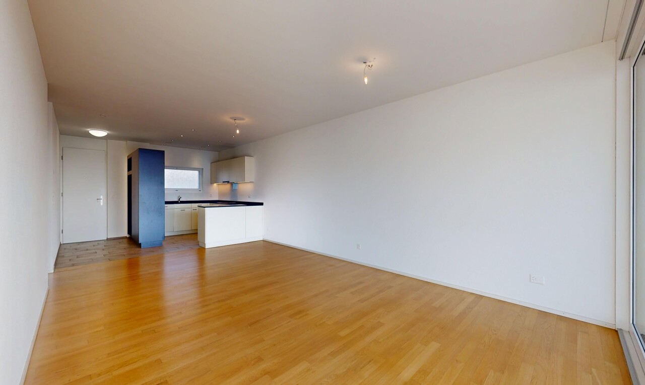 pièce vide avec inside property, cloison sèche, drywall, sol en finition bois, et wood finish floor