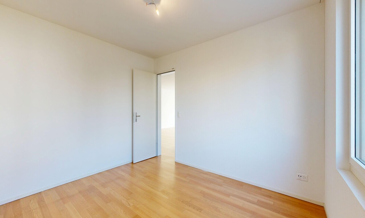 pièce vide avec wood finish floor, sol en finition bois, drywall, cloison sèche, et inside property