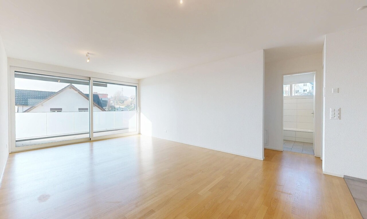 pièce vide avec inside property, natural light, lumière naturelle, wood finish floor, et sol en finition bois