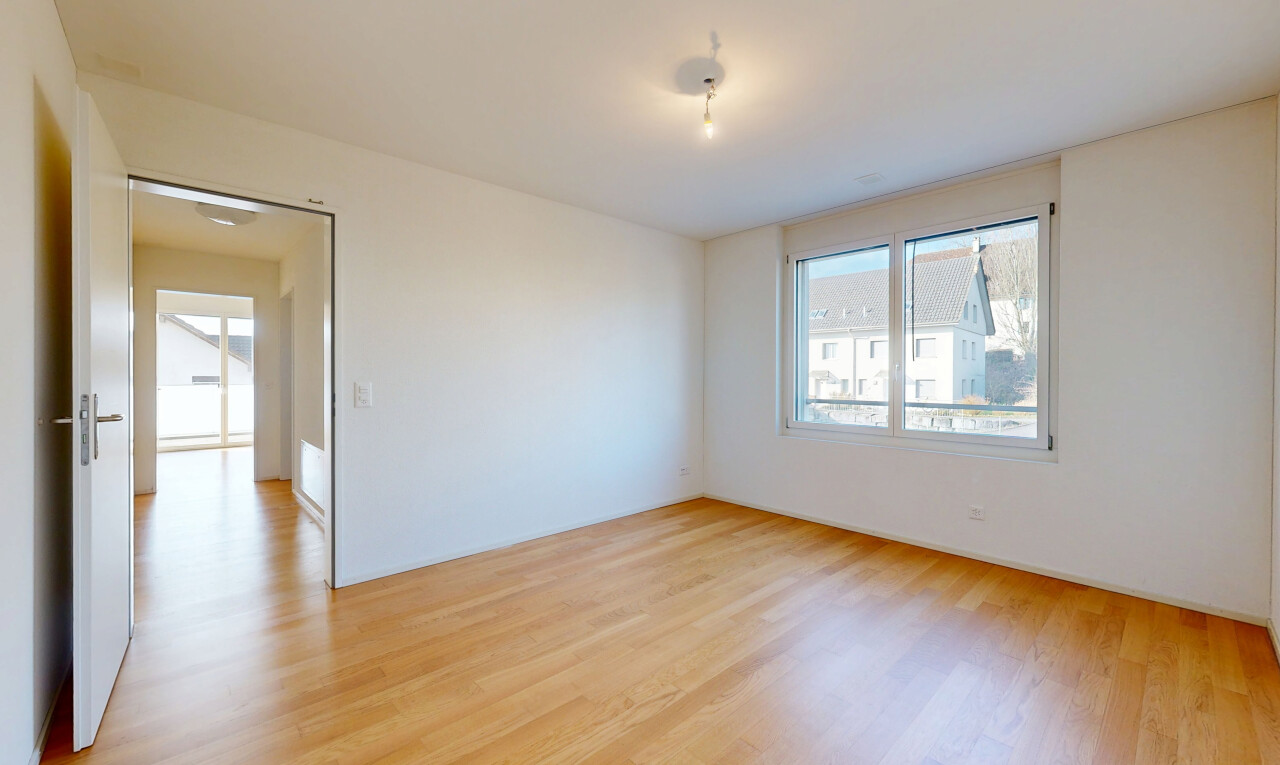 pièce vide avec sol en finition bois, wood finish floor, inside property, cloison sèche, et drywall