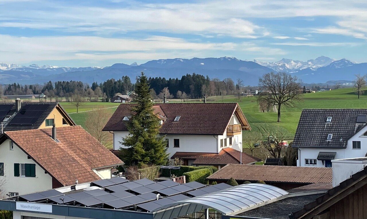 façade avec day time, drone view, vue sur la montagne, mountain view, et panneaux solaires