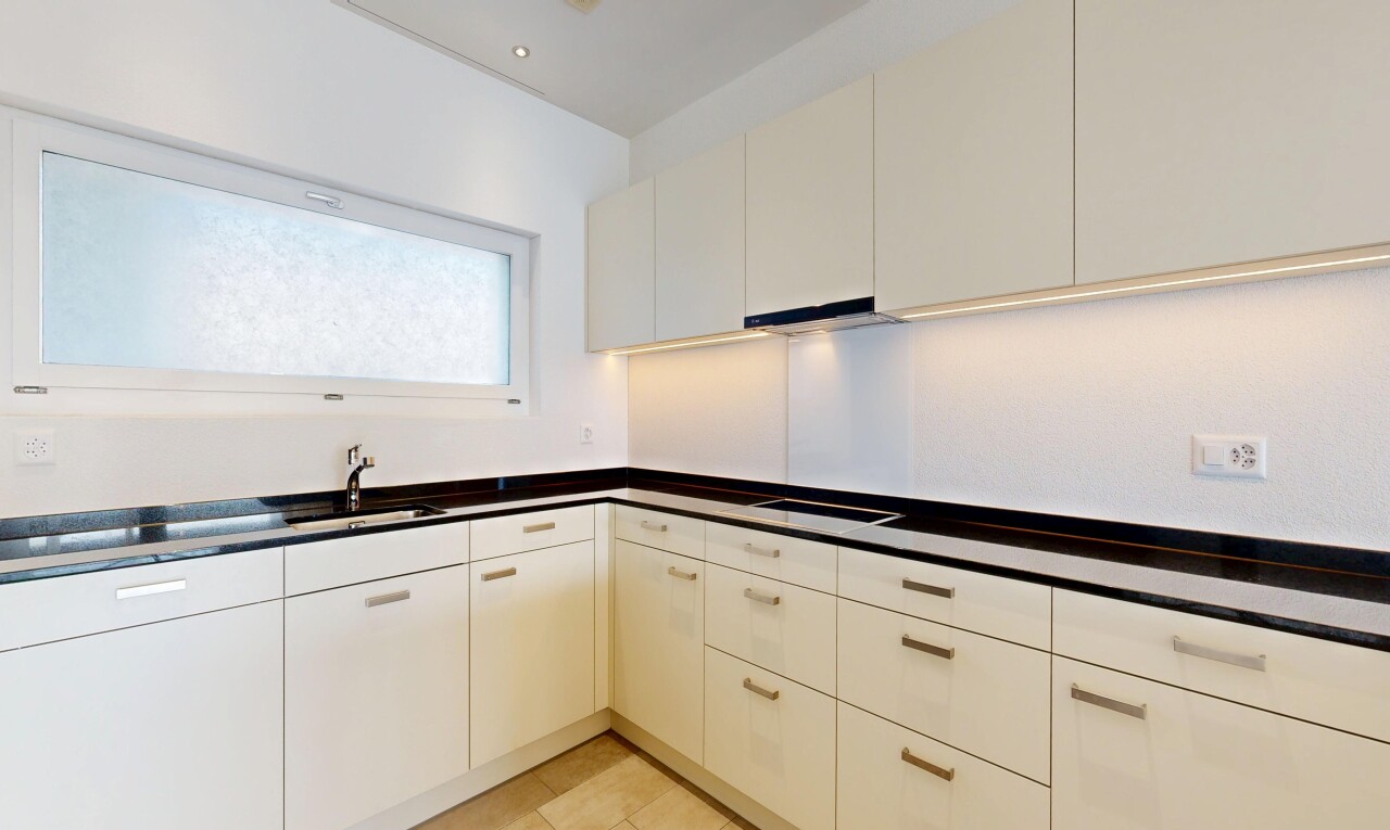 cuisine avec plans de travail, dark countertops, light floor, lumière naturelle, et natural light