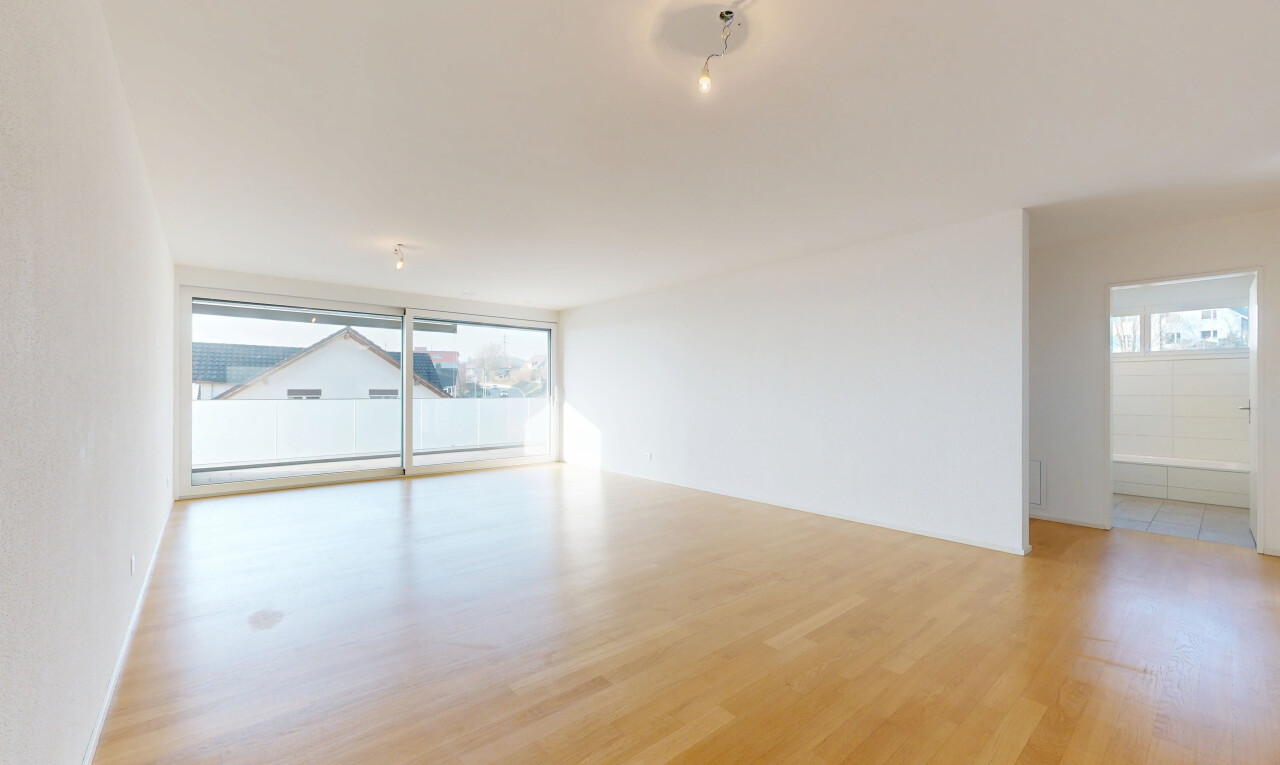 pièce vide avec inside property, lumière naturelle, natural light, sol en finition bois, et wood finish floor