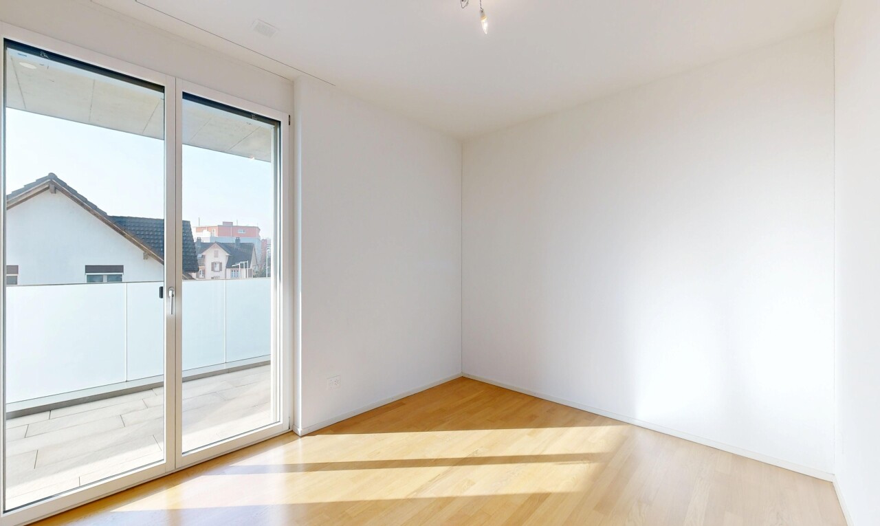 pièce vide avec lumière naturelle, natural light, sol en finition bois, wood finish floor, et cloison sèche