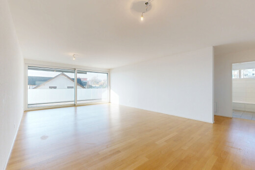 pièce vide avec inside property, lumière naturelle, natural light, sol en finition bois, et wood finish floor