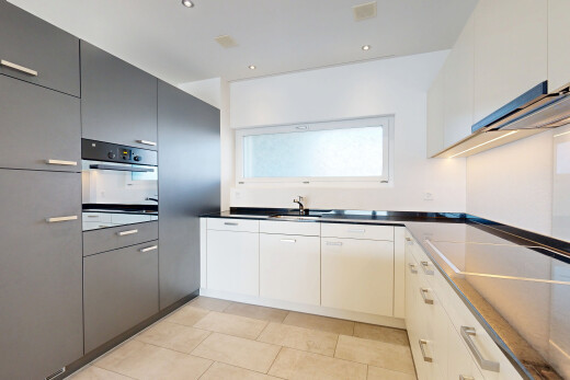 cuisine avec light floor, four, plans de travail, dark countertops, et inside property