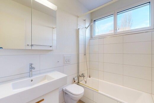 salle de bains avec salle de bain complète, douche-bain combinés, lavabo (ou coiffeuse selon le contexte), inside property, et miroir