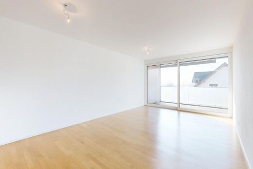 pièce vide avec sol en finition bois, wood finish floor, inside property, lumière naturelle, et natural light
