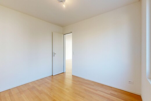 pièce vide avec wood finish floor, sol en finition bois, drywall, cloison sèche, et inside property