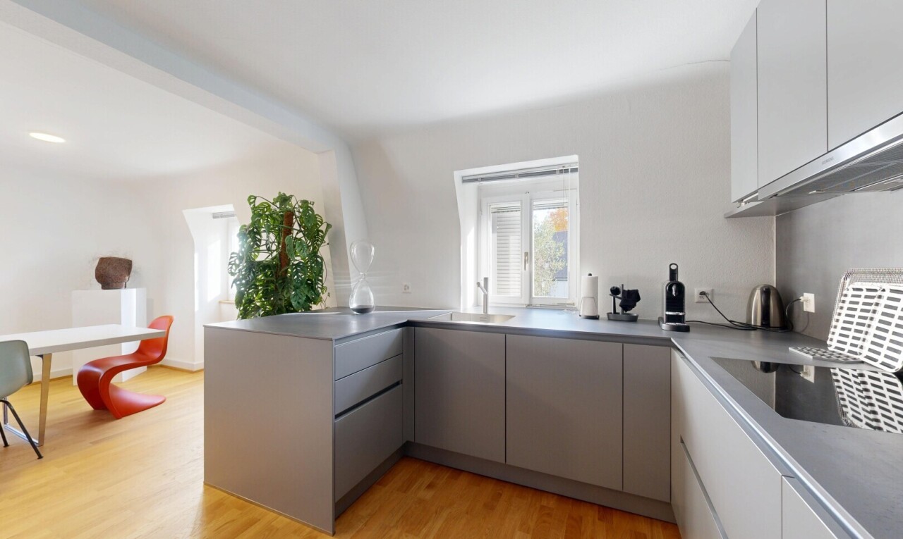 kitchen featuring light wood-style flooring, gray cabinets, modern cabinets, and a peninsula