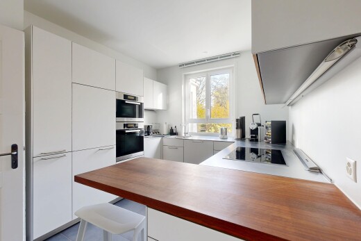 küche mit weiße schränke, küchenbar, inside property, schränke mit flachen paneelen, und doppel backofen