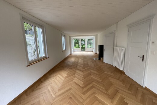 couloir avec radiateur, inside property, cloison sèche, drywall, et lumière naturelle