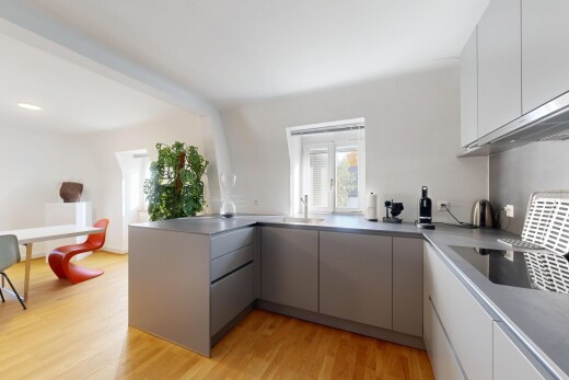küche mit holzfußboden, wood finish floor, light floor, inside property, und gray cabinets